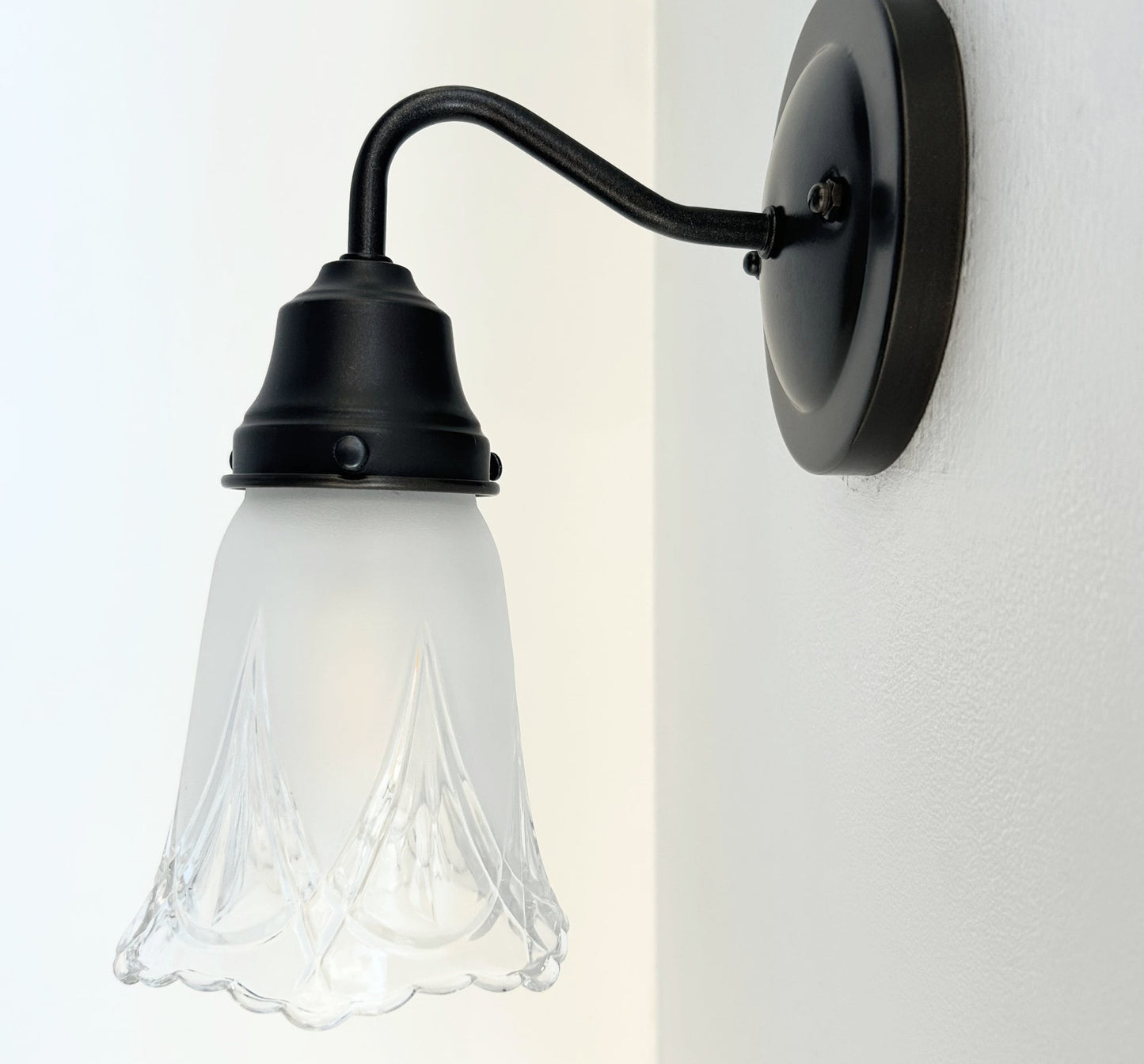 Victorian Scalloped Frost and Clear Wall Sconce