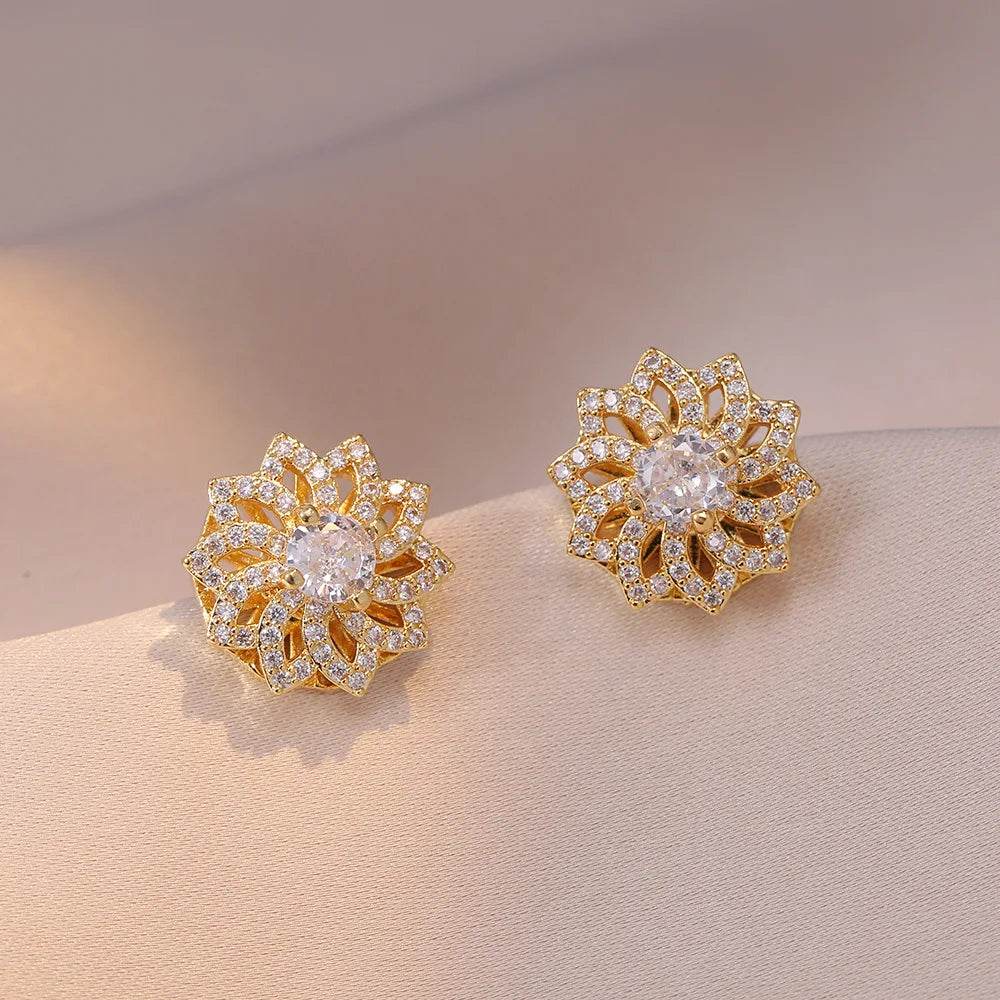 Titanium Steel Rotating Daisy Necklace – Stylish Pendant Jewelry for Women’s Daily and Party Wear