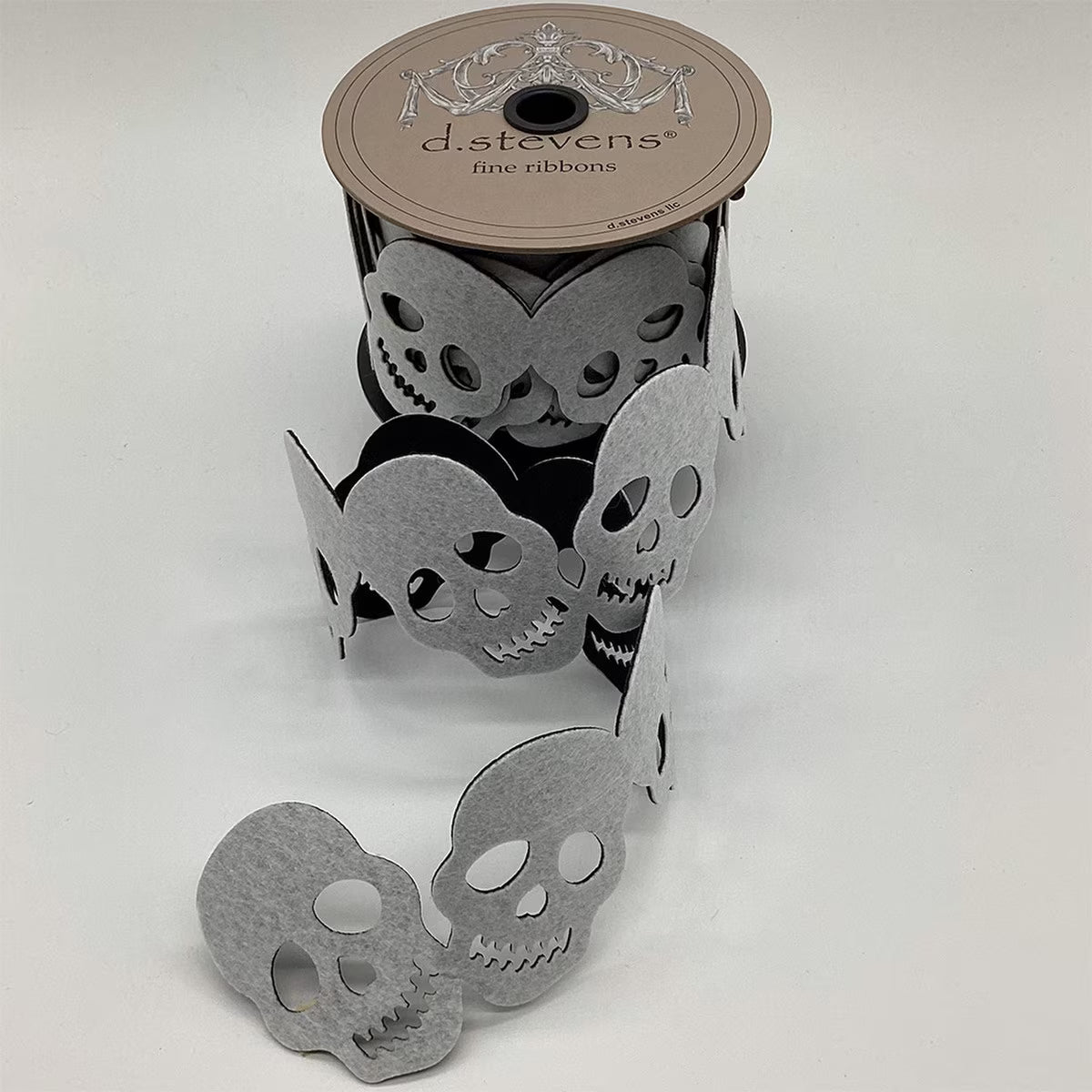 2.5" x 5yds felt cut out skulls, black/white