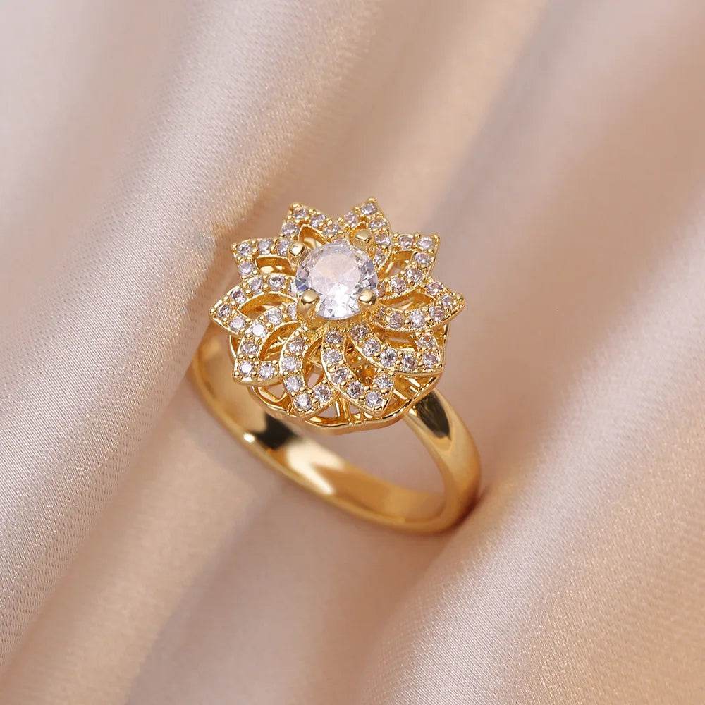 Titanium Steel Rotating Daisy Necklace – Stylish Pendant Jewelry for Women’s Daily and Party Wear