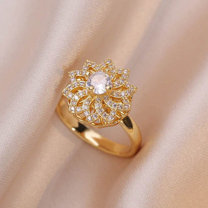 Titanium Steel Rotating Daisy Necklace – Stylish Pendant Jewelry for Women’s Daily and Party Wear