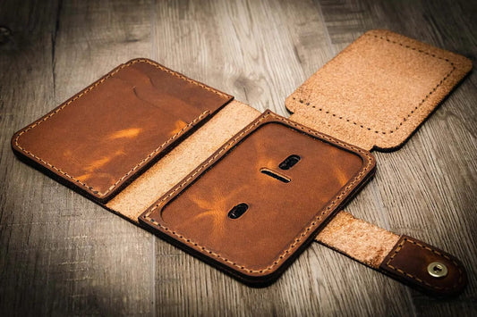 Badge Vertical Wallet - Chestnut