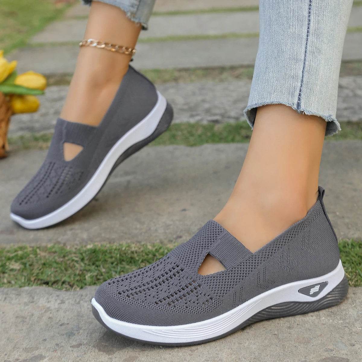 Lightweight Women’s Casual Sneakers – Breathable Flat Shoes for Everyday Comfort