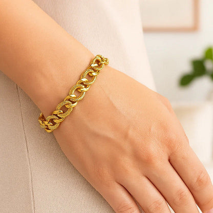14k Yellow Gold Curb Chain Design with Diamond Cuts Bracelet (8.80 mm)