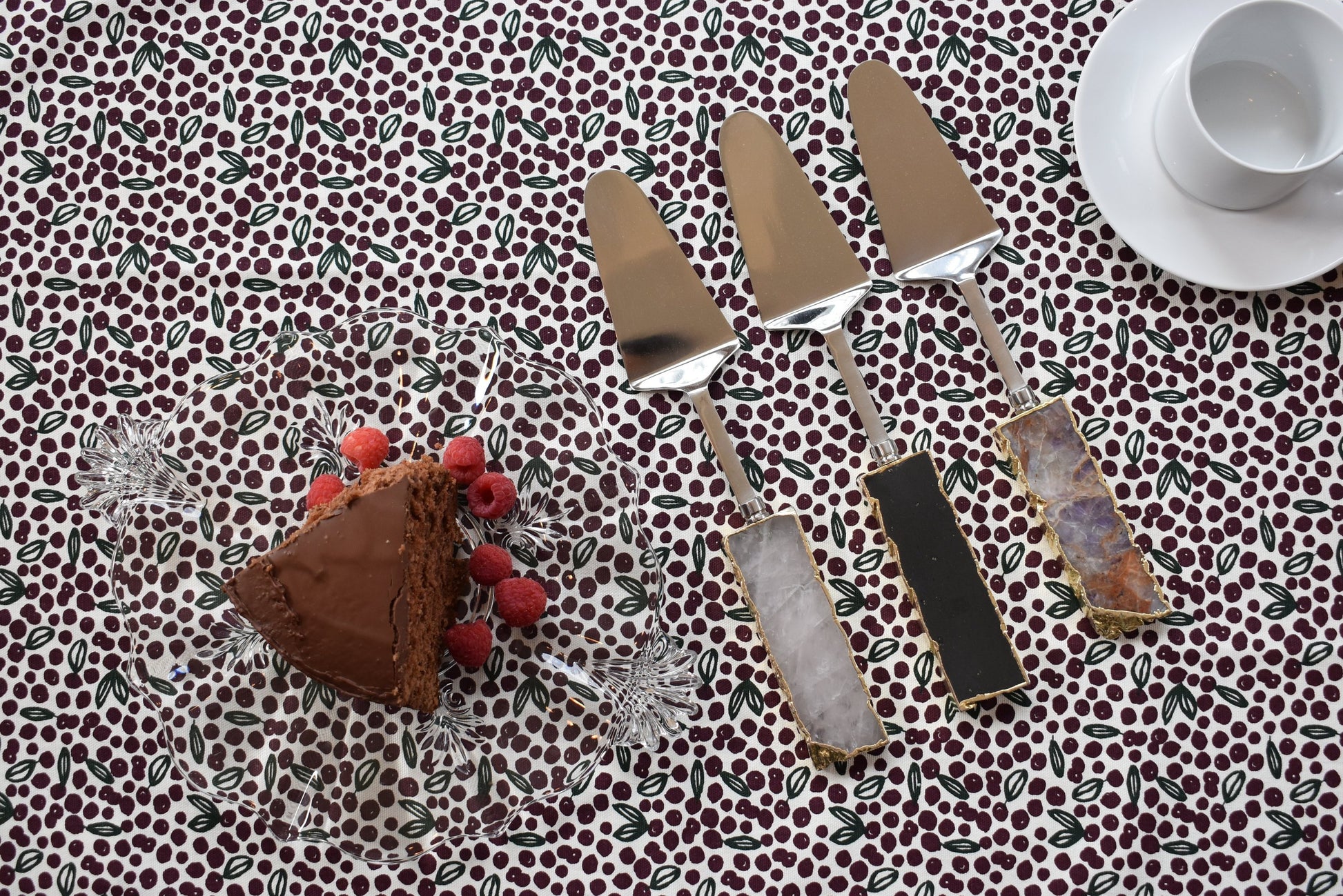 Cake serving tool and cake