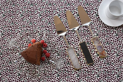 Cake serving tool and cake