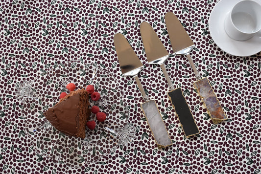 Cake serving tool and cake