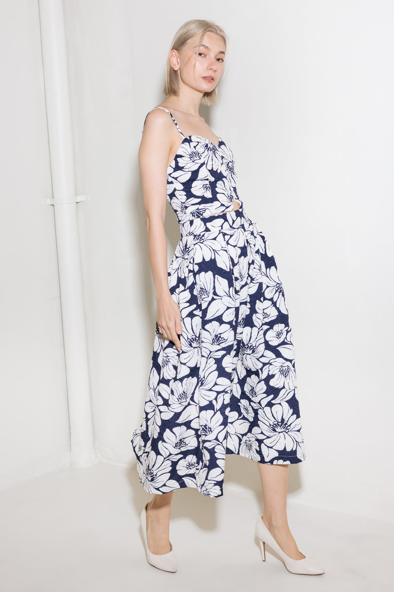 PLAIN OPTIMISM NAVY WOVEN CROP TOP