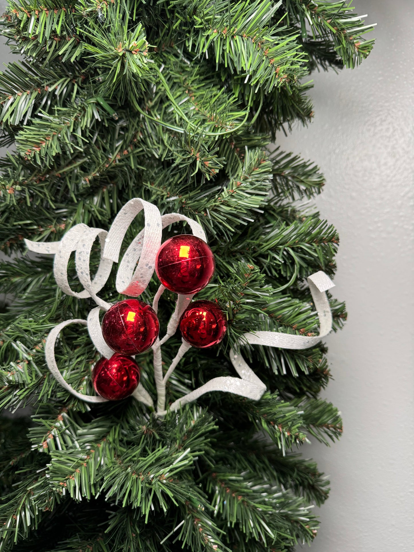 Ball Curly Pick Red/White