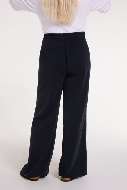 Genevieve Adaptable Pullover in Black