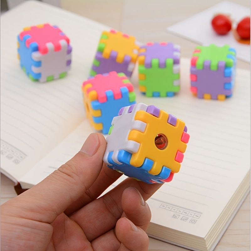 2pcs New Creative Building Blocks Children's Pencil Sharpener Manual Circle Pencil Sharpener Cartoon Rubik's Cube Elementary School Students Use Children's Manual Pencil Sharpener Stationery