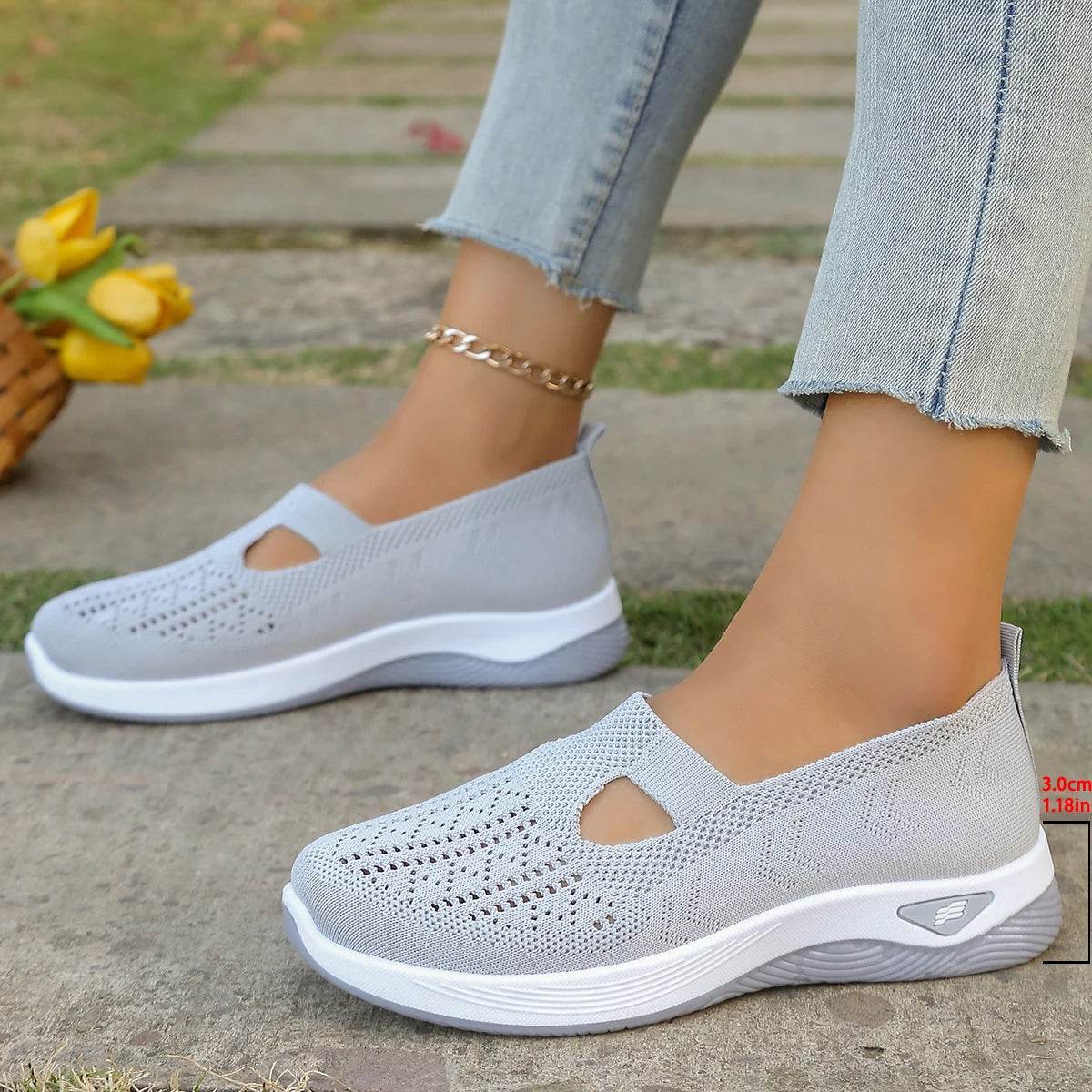 Lightweight Women’s Casual Sneakers – Breathable Flat Shoes for Everyday Comfort