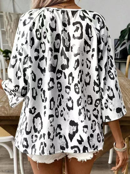 Leopard print V-neck gathered three-quarter sleeve shirt