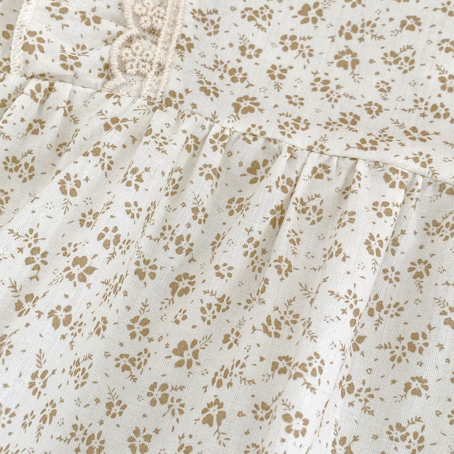 Baby Girl White Ditsy Flower Pattern Round Neck Onesies